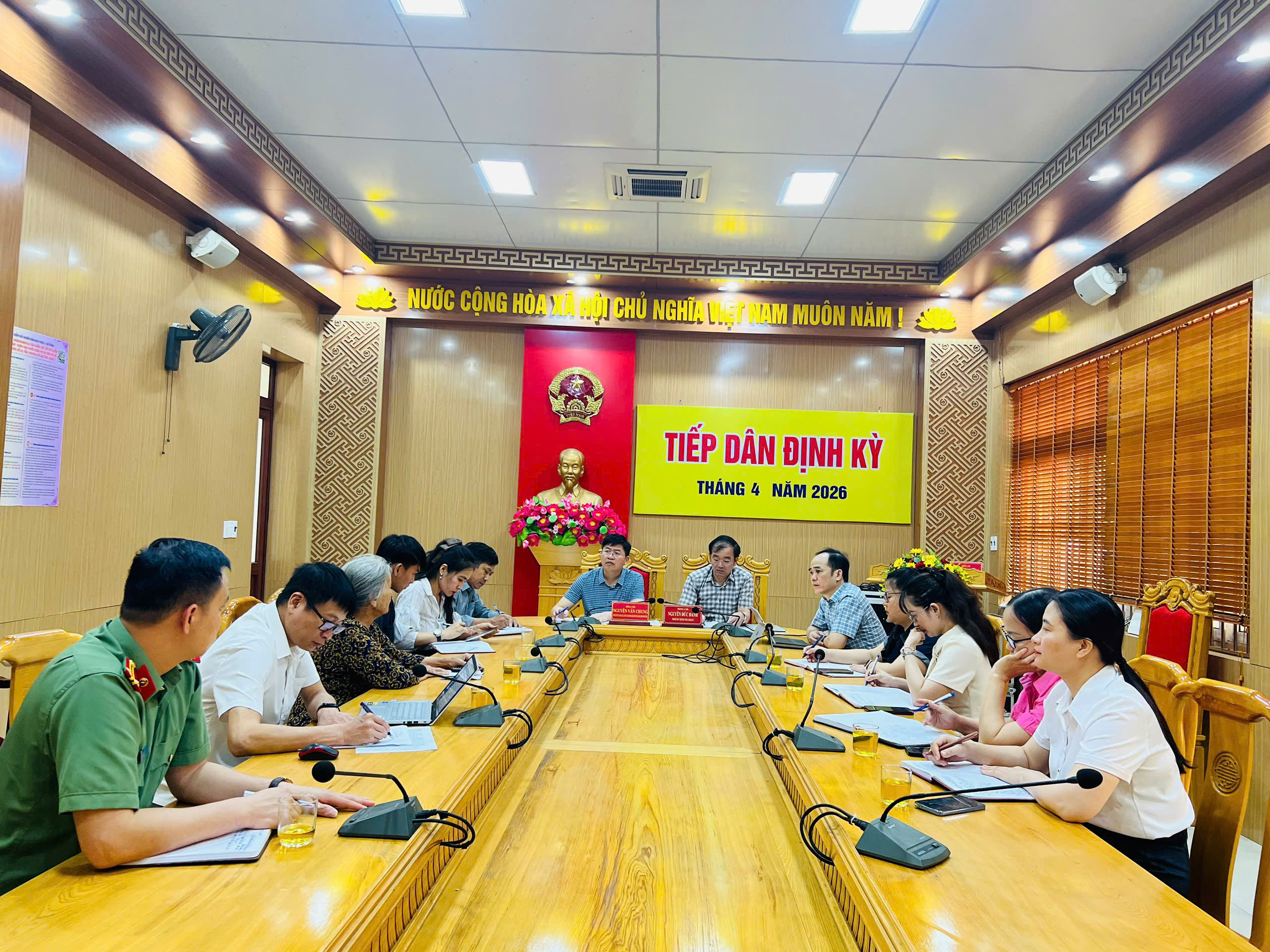 Đồng chí Phó Bí thư thường trực Đảng uỷ và Chủ tịch UBND phường Thành Sen tiếp công dân định kỳ tháng 4 năm 2026