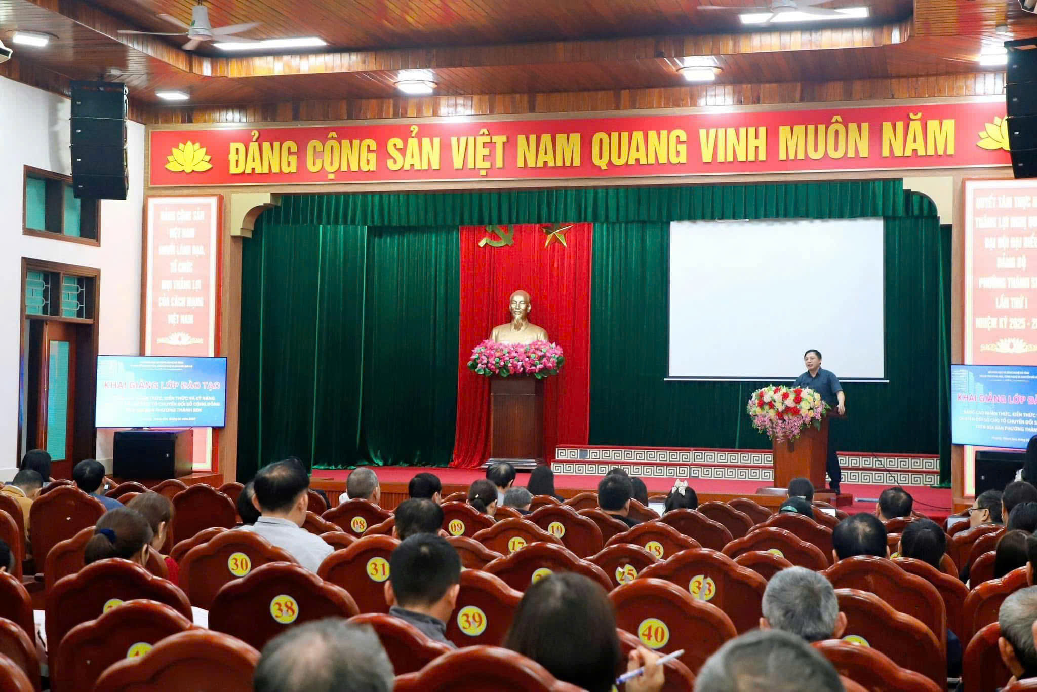 TẬP HUẤN NÂNG CAO NHẬN THỨC, KỸ NĂNG CHUYỂN ĐỔI SỐ CHO NGƯỜI DÂN PHƯỜNG THÀNH SEN