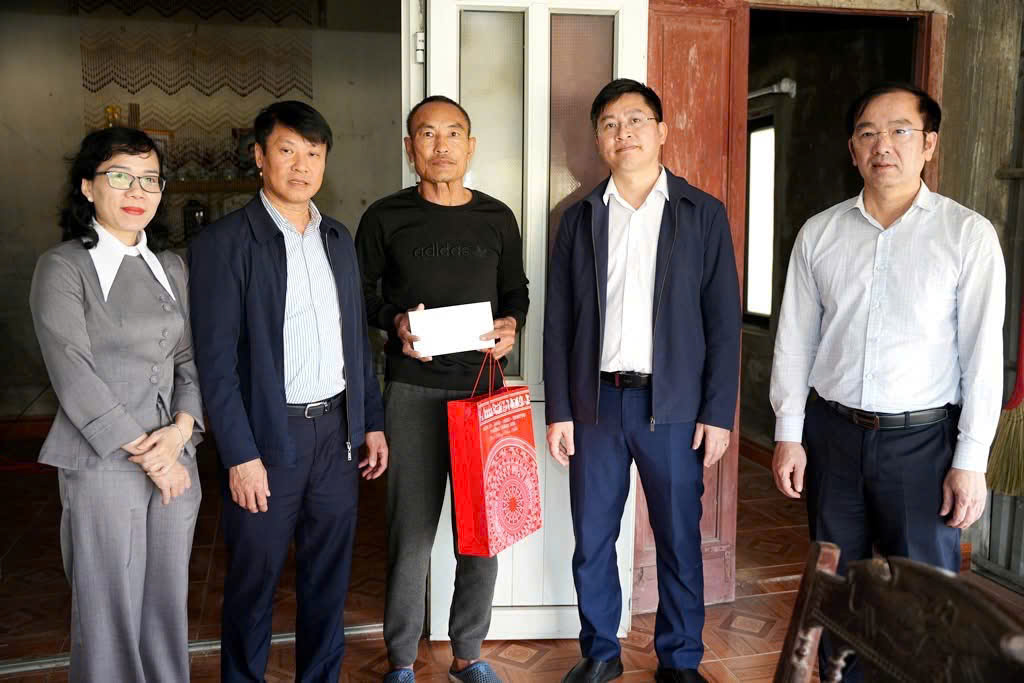 Lãnh đạo phường Thành Sen thăm hỏi, tặng quà cho người có công nhân kỷ niệm 96 năm ngày thành lập Đảng Cộng sản Việt Nam