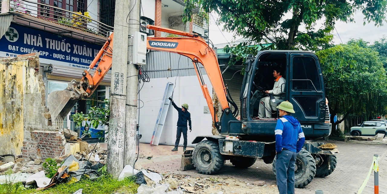 UBND phường Thành Sen hướng dẫn, hỗ trợ các hộ dân thực hiện di dời công trình, vật kiến trúc để phục vụ Dự án chỉnh trang tuyến đường Vũ Quang
