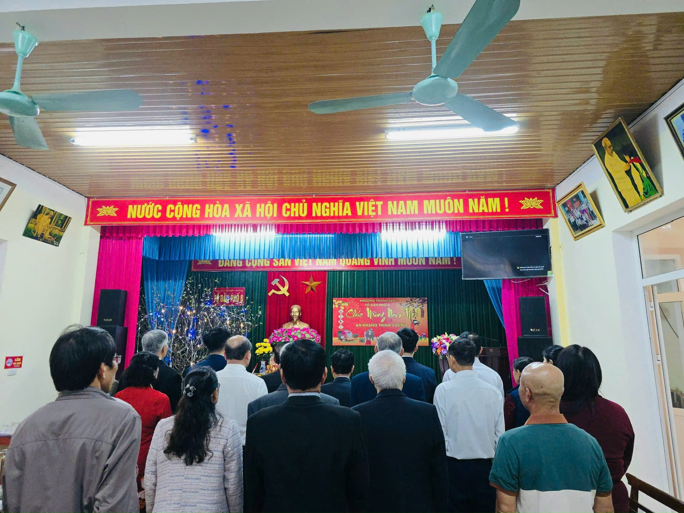 Chủ tịch UBND Phường Thành Sen tham dự lễ chào cờ đầu năm và dâng hương tại nhà bia Liệt sỹ phường