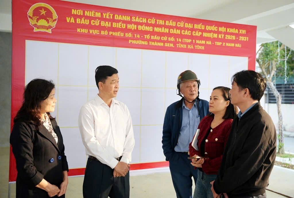 Ủy ban bầu cử phường Thành Sen kiểm tra công tác trang trí, chuẩn bị niêm yết danh sách cử tri phục vụ bầu cử Đại biểu Quốc hội khóa XVI và HĐND các cấp nhiệm kỳ 2026-2031