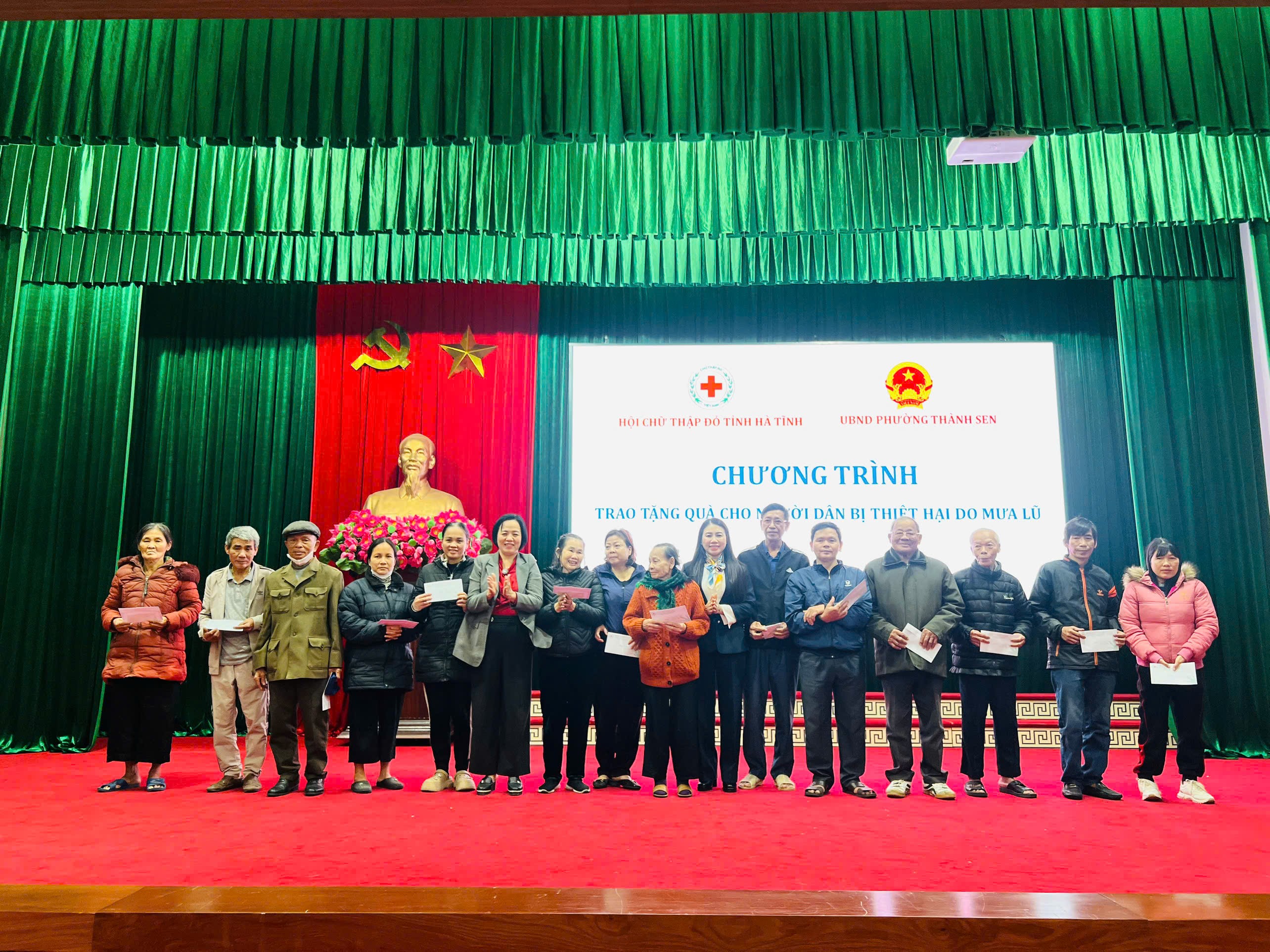 Phường Thành Sen trao quà hỗ trợ các hộ dân bị ảnh hưởng do mưa, lũ