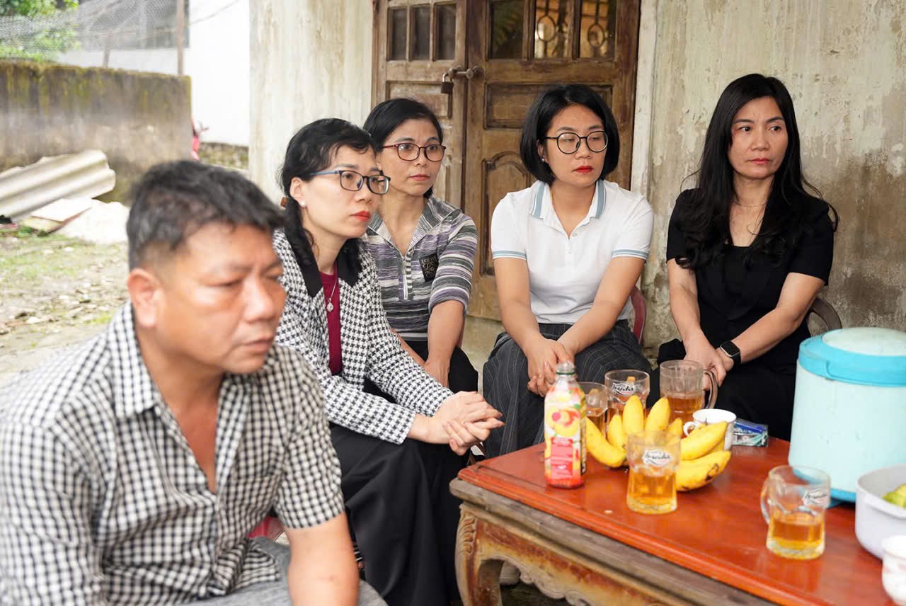 Lãnh đạo Phường Thành Sen thắp hương, chia buồn và kêu gọi hỗ trợ gia đình cháu Trịnh Anh Thơ tử vong do đuối nước