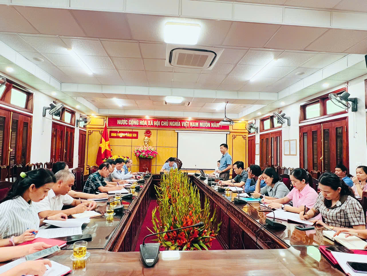 Lãnh đạo phường Thành Sen làm việc với các đơn vị liên quan soát xét các nhiệm vụ tổ chức chuỗi hoạt động kỷ niệm 78 năm Ngày Thương binh Liệt sỹ