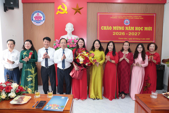 Bí thư Tỉnh uỷ Nguyễn Duy Lâm chúc mừng các nhà trường ở phường Thành Sen ngày khai giảng năm học mới