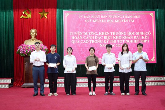 Thành Sen phát thưởng học sinh giỏi, học sinh đậu vào Đại học có thành tích cao