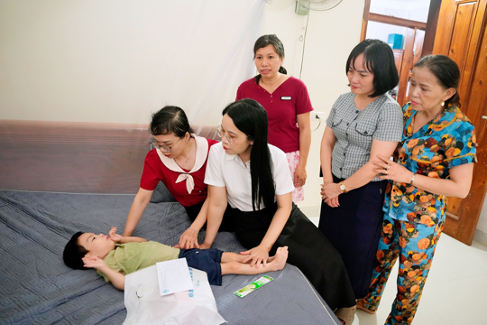 Hội LHPN phường Thành Sen thăm hỏi, tặng quà cho trẻ em có hoàn cảnh đặc biệt khó khăn trong dịp Tết Trung thu.