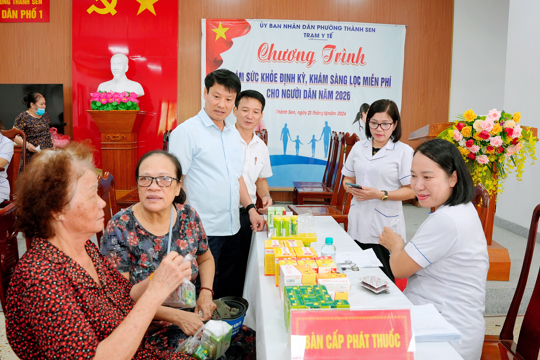 Bí thư Đảng uỷ phường Thành Sen kiểm tra công tác khám sàng lọc sức khoẻ cho toàn dân 