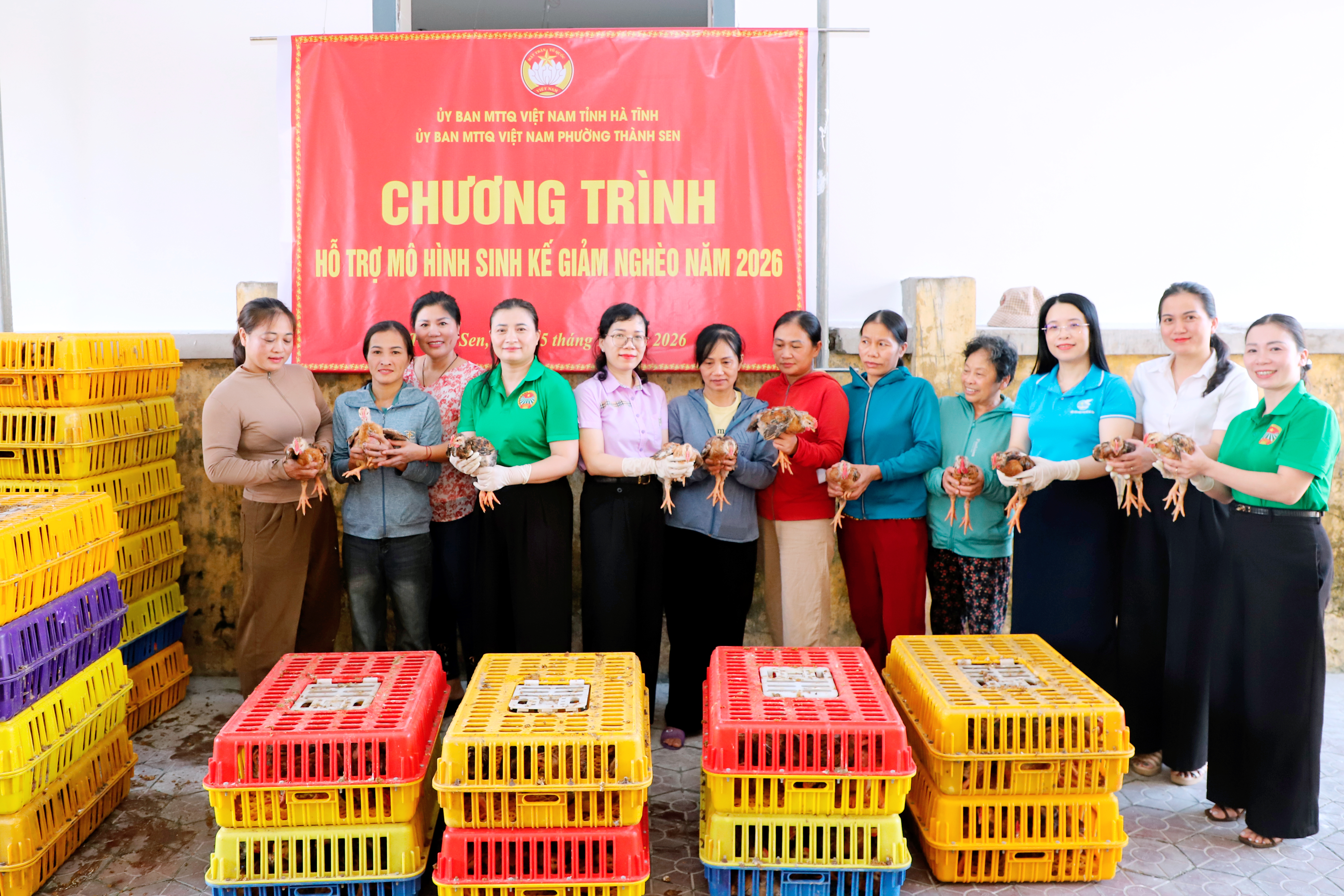 MTTQ phường Thành Sen trao tặng 1.200 con gà giống cho hộ gia đình có hoàn cảnh khó khăn