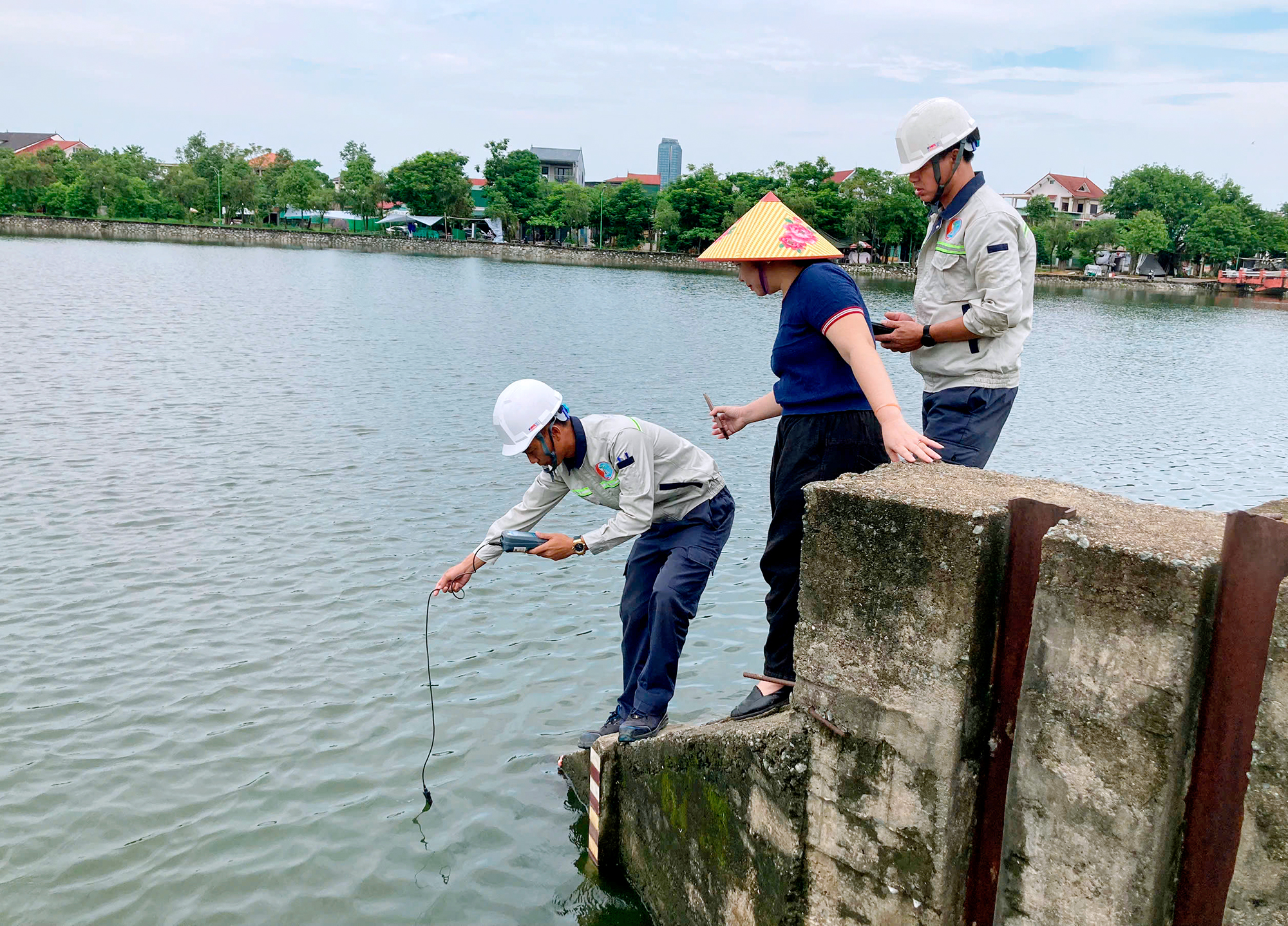 Kiểm tra lấy mẫu xác định nguyên nhân cá chất hàng loạt tại hồ Bồng Sơn, phường Thành Sen.