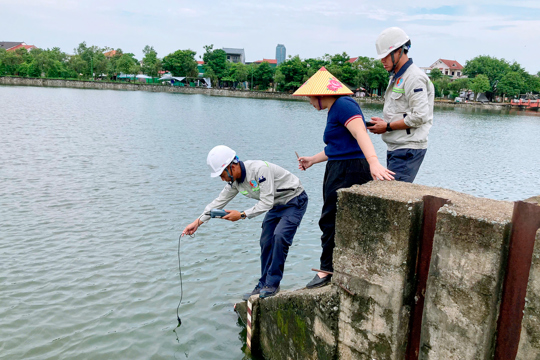 Kiểm tra lấy mẫu xác định nguyên nhân cá chất hàng loạt tại hồ Bồng Sơn, phường Thành Sen. 