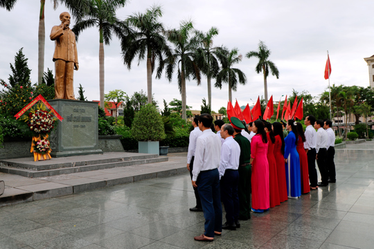 Lãnh đạo phường Thành Sen dâng hương tại các "địa chỉ đỏ" nhân kỷ niệm 79 năm Ngày Thương binh - Liệt sĩ 
