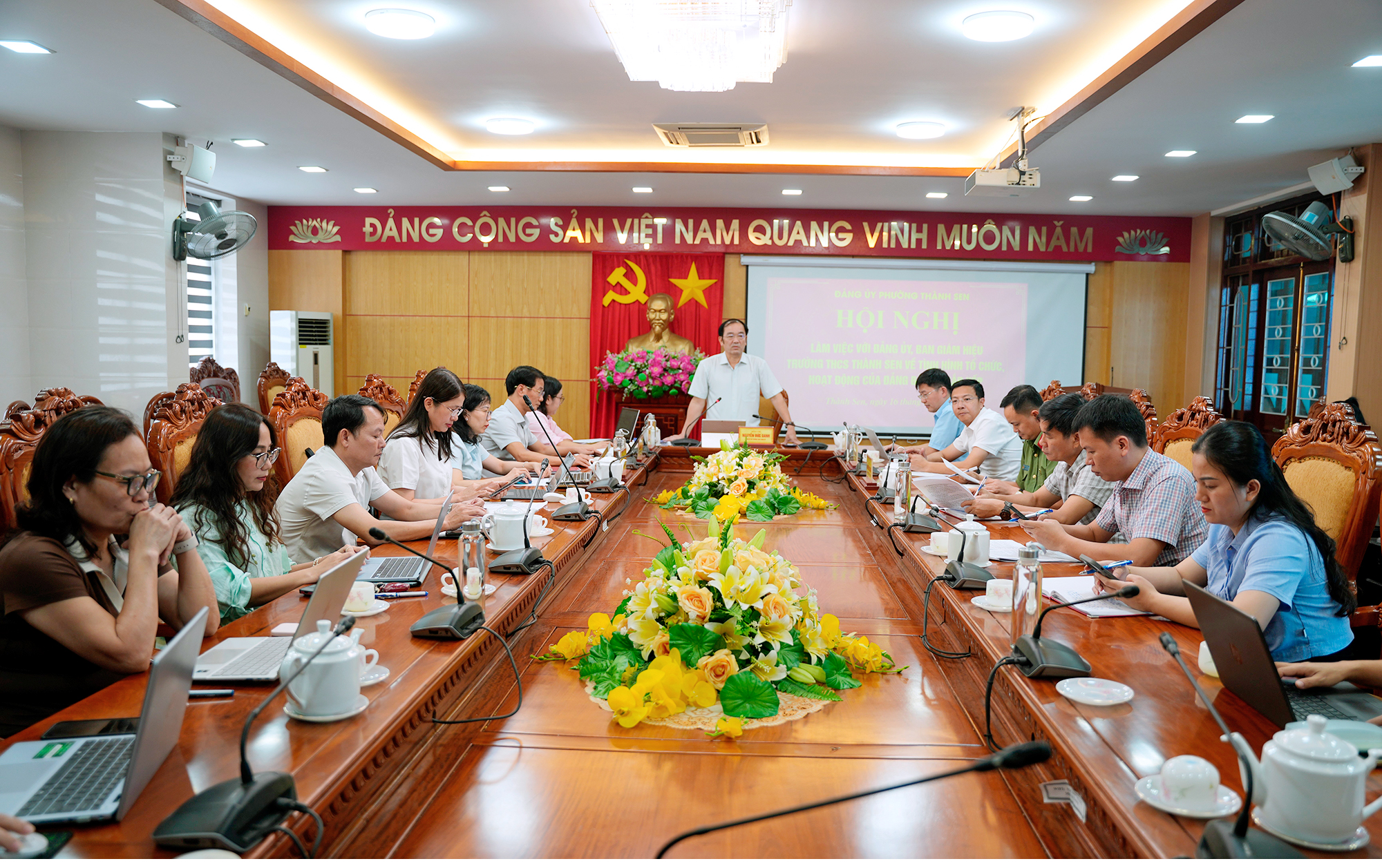 Đảng uỷ phường Thành Sen làm việc với Đảng uỷ Trường THCS Thành Sen sau sắp xếp sáp nhập