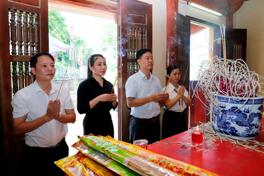 Lãnh đạo phường Thành Sen dự lễ giỗ tại Di tích lịch sử văn hóa Bia Tiết Phụ