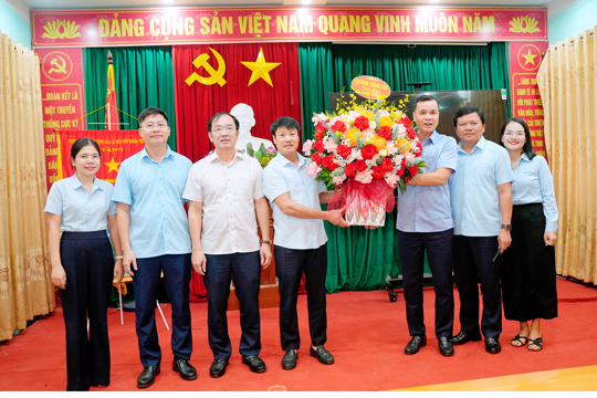 Lãnh đạo phường Thành Sen tặng hoa chúc mừng Công ty Môi trường và Công trình Đô thị Ngày Doanh Nhân Việt Nam