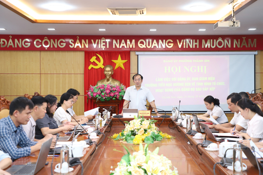 Đảng ủy phường Thành Sen làm việc với Trường tiểu học Hương Sen 