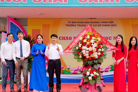 Bí thư Đảng uỷ Trần Quang Tuấn dự lễ khai giảng và tặng hoa chúc mừng các nhà trường nhân ngày khai giảng năm học mới 