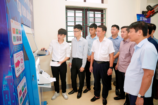 Phường Thành Sen ra mắt mô hình "Kiosk thông minh hỗ trợ dịch vụ công tại khu dân cư". 