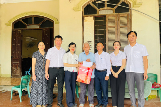 Đoàn công tác số 2 phường Thành Sen thăm hỏi, tặng quà các đối tượng chính sách