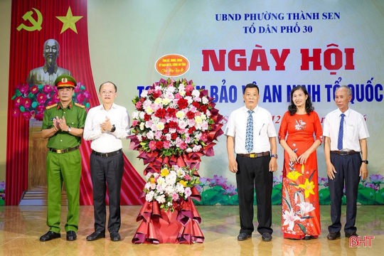 Phó Bí thư Thường trực Tỉnh uỷ Nguyễn Hồng Lĩnh dự Ngày hội Toàn dân bảo vệ an ninh Tổ Quốc tại TDP 30 phường Thành Sen.