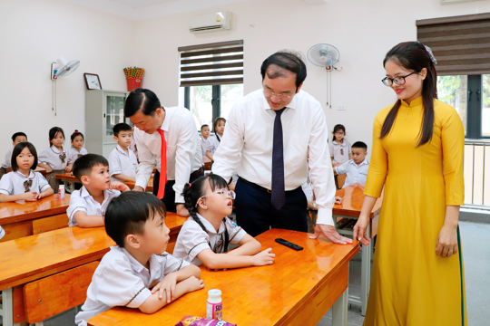 Đồng chí Nguyễn Đức Danh dự khai giảng năm học 2026 - 2027 tại Trường TH Thành Sen và Trường HNQT Ischool Hà Tĩnh