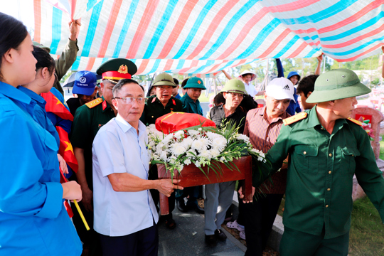 Long trọng Lễ đón nhận, an táng hài cốt Liệt sĩ Lê Trọng Châu