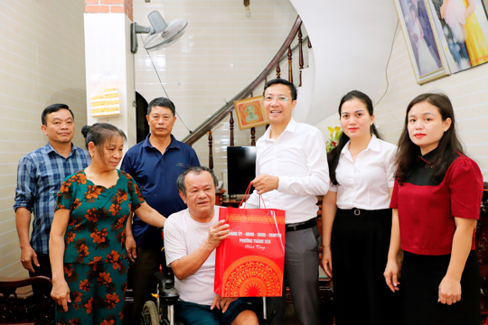 Đoàn công tác số 5 phường Thành Sen thăm hỏi, tặng quà các đối tượng chính sách
