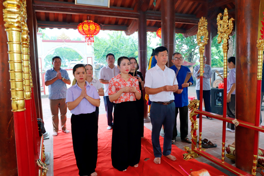Lãnh đạo phường Thành Sen dâng hương dịp lễ Kỳ Phúc Lục Ngoạt tại một số di tích lịch sử văn hóa cấp tỉnh