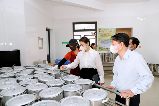 Lãnh đạo phường Thành Sen kiểm tra đột xuất bếp ăn bán trú các trường học trên địa bàn
