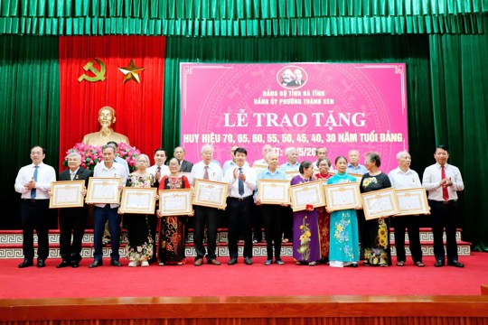137 Đảng viên phường Thành Sen được trao tặng, truy tặng Huy hiệu đảng đợt 19/5/2026