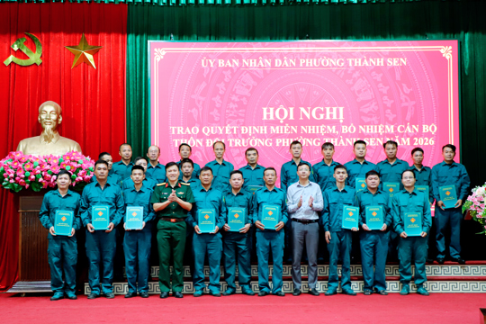 Phường Thành Sen trao các quyết định miễn nhiệm, bổ nhiệm Thôn đội trưởng