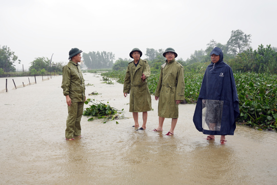 Chủ tịch UBND phường Thành Sen kiểm tra công tác ứng phó mưa lớn do ảnh hưởng của áp thấp nhiệt đới