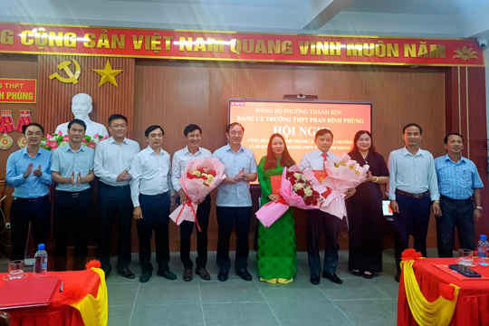 Đảng uỷ phường Thành Sen công bố quyết định thành lập Đảng bộ trường THPT Phan Đình Phùng