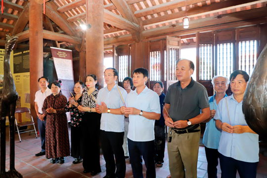 Lãnh đạo phường Thành Sen dâng hương nhân kỷ niệm 237 năm Ngày mất Thám hoa Nguyễn Huy Oánh