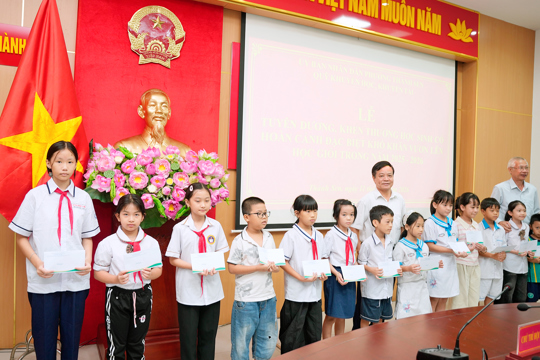Tin Hội Khuyến học Thành Sen trao quỹ khuyến học cho các em học sinh có hoàn cảnh khó khăn vươn lên trong học tập