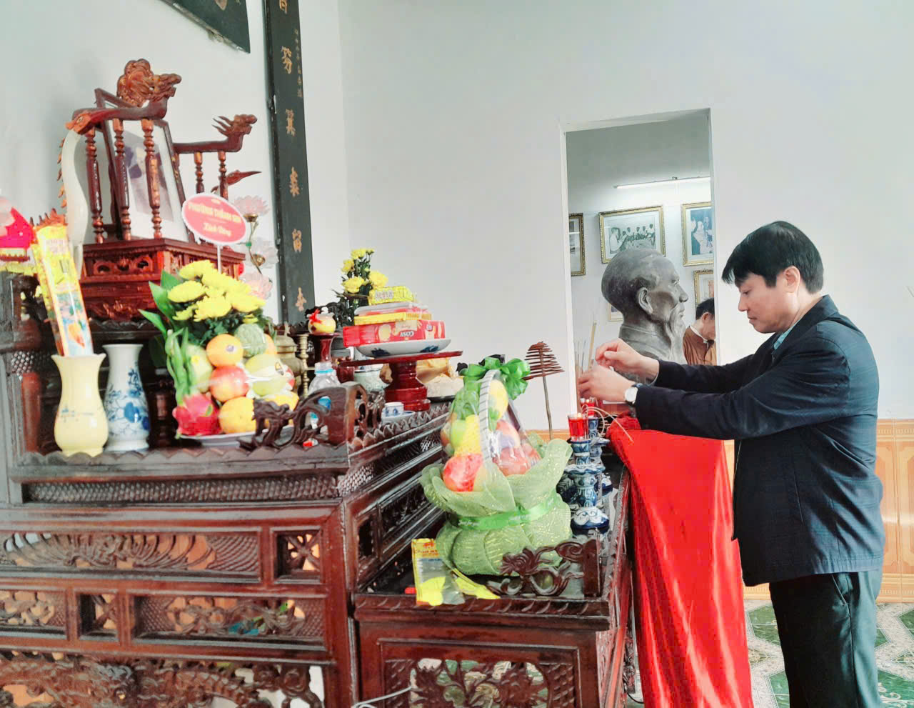 Lãnh đạo phường Thành Sen dâng hương tưởng niệm 41 năm ngày mất Danh hoạ Nguyễn Phan Chánh 