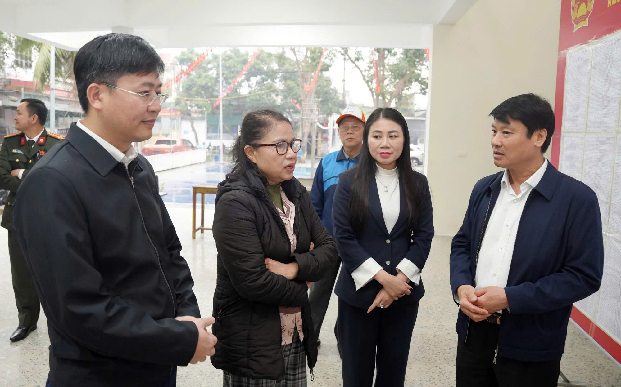 Lãnh đạo phường Thành Sen kiểm tra niêm yết Danh sách cử tri 