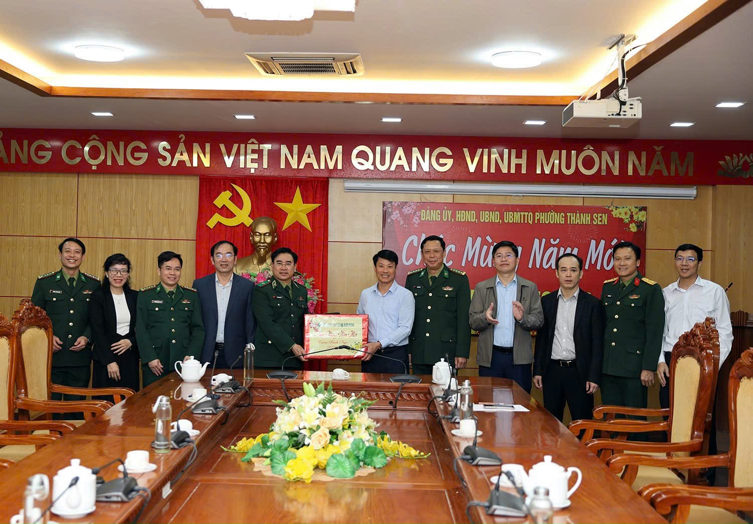 Thiếu tướng Võ Tiến Nghị- Phó Tư lệnh Bộ đội Biên phòng Việt Nam thăm, chúc tết phường Thành Sen