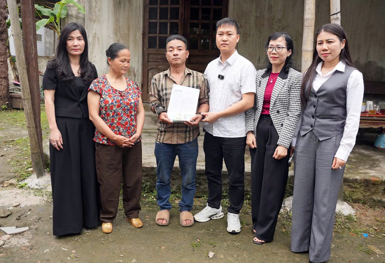 Lãnh đạo phường Thành Sen và các nhà hảo tâm đến động viên, trao tiền hỗ trợ cho gia đình cháu Trịnh Anh Thơ 