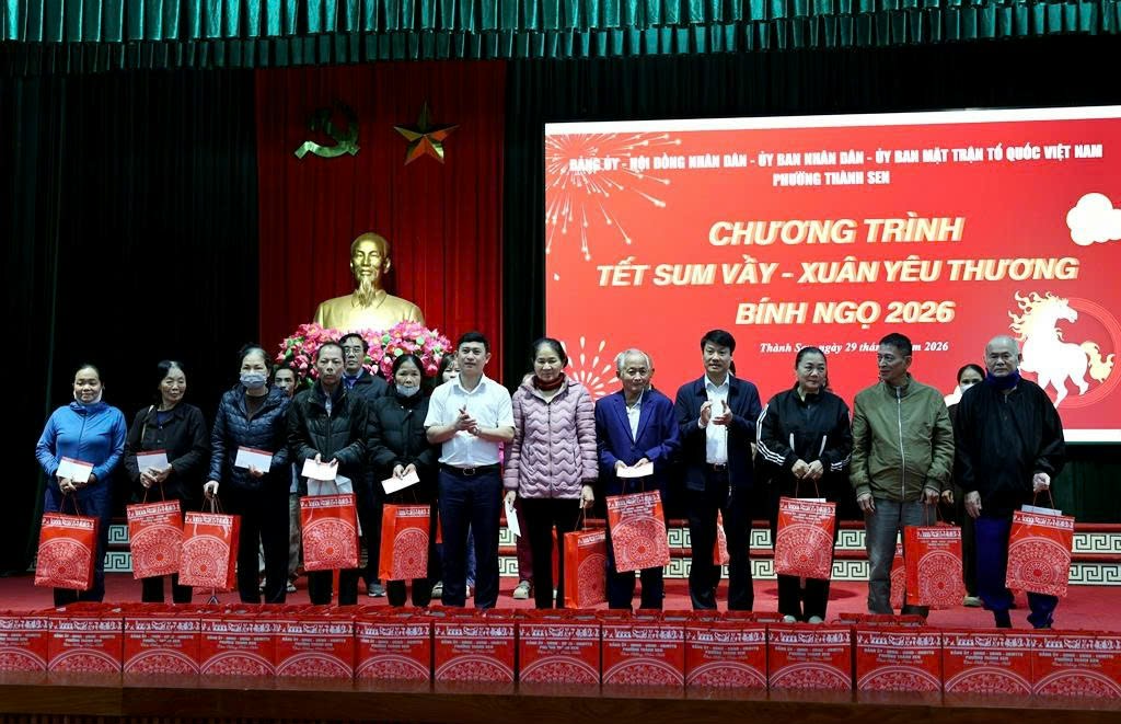 Thành Sen trao 200 suất quà tết cho hộ nghèo 